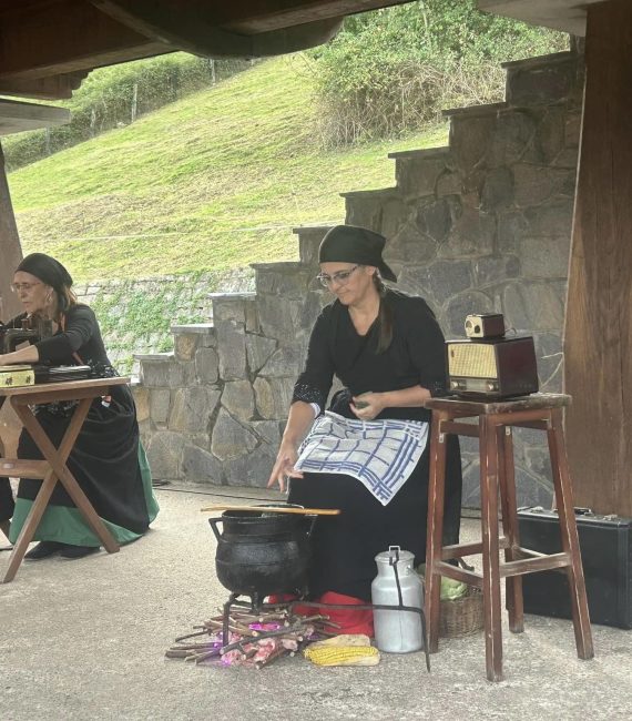 FOTO de la REPRESENTACIÓN EN LLORÉU. Chusa, y Begoña