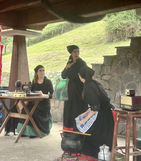 FOTO de la REPRESENTACIÓN EN LLORÉU de la obra "EL TIEMPO QUE NOS ACUNA" DE TEATRO EL HÓRREO. Chusa Juarros, María Gudín y Begoña Moncada