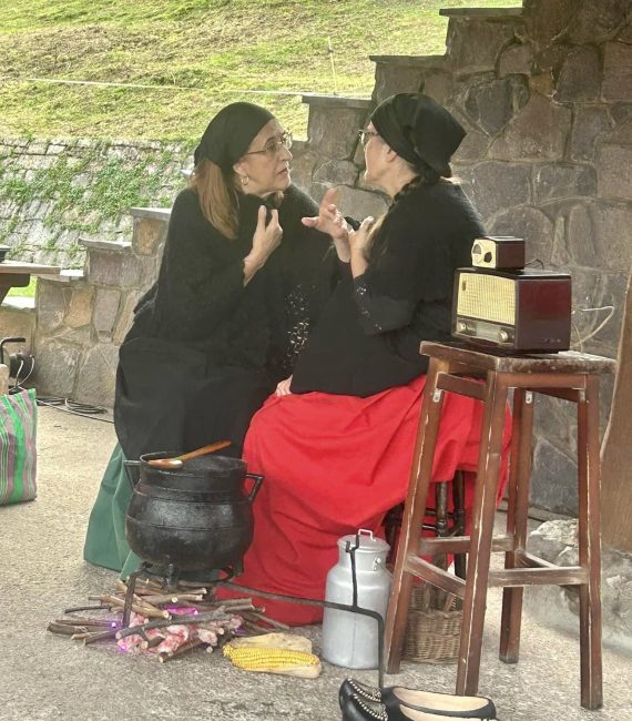 FOTO de la REPRESENTACIÓN EN LLORÉU de la obra "EL TIEMPO QUE NOS ACUNA" DE TEATRO EL HÓRREO. Chusa Juarros y Begoña Moncada