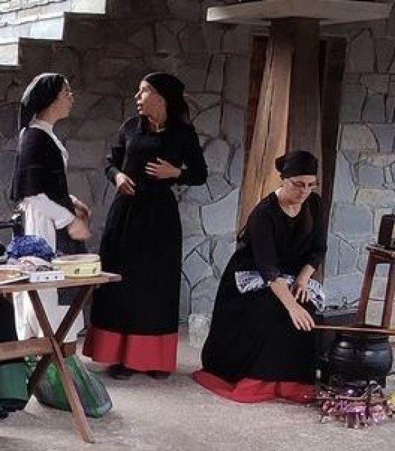 FOTO de la REPRESENTACIÓN EN LLORÉU. Chusa, Olalla, María y Begoña