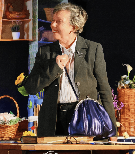 PERSONAJE DE FLOR DE LA OBRA "LILA LA LÍA"