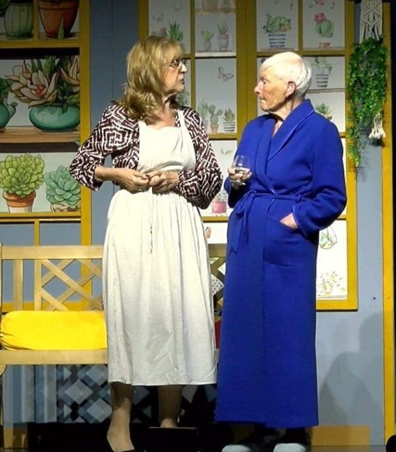PERSONAJES ROSA Y LILA DE LA OBRA "LILA LA LÍA" DE TEATRO EL HÓRREO