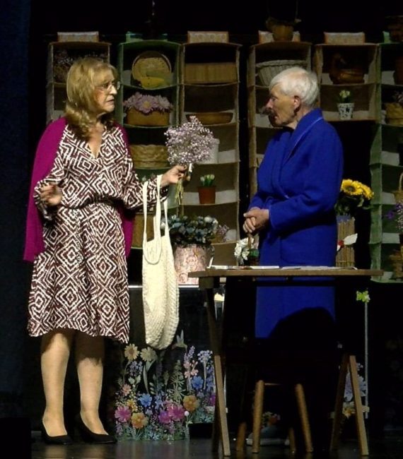PERSONAJES: ROSA Y LILA DE LA OBRA "LILA LA LÍA" DDE TEATRO EL HÓRREO